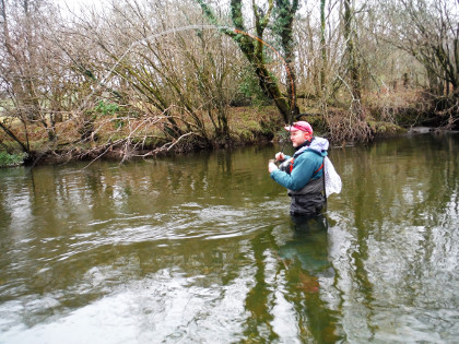 10 foot 3 weight Sage ESN rod, selected for its reach and sensitive tip. Lyn succeeds despite his fish-scaring red cap